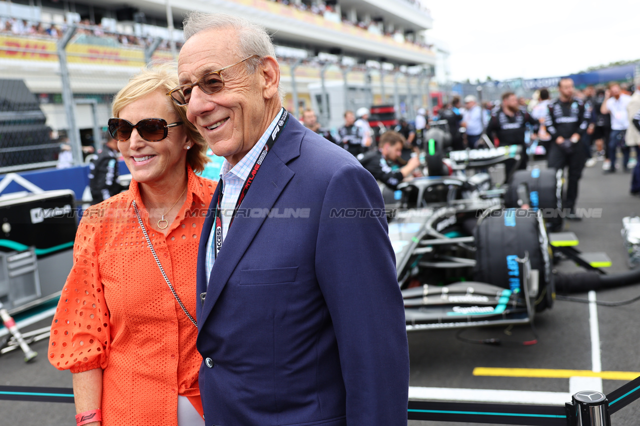 GP MIAMI, Stephen Ross (USA) Related Companies Chairman, Miami Dolphins e Hard Rock Stadium Owner on the grid.

07.05.2023. Formula 1 World Championship, Rd 5, Miami Grand Prix, Miami, Florida, USA, Gara Day.

- www.xpbimages.com, EMail: requests@xpbimages.com ¬© Copyright: Batchelor / XPB Images