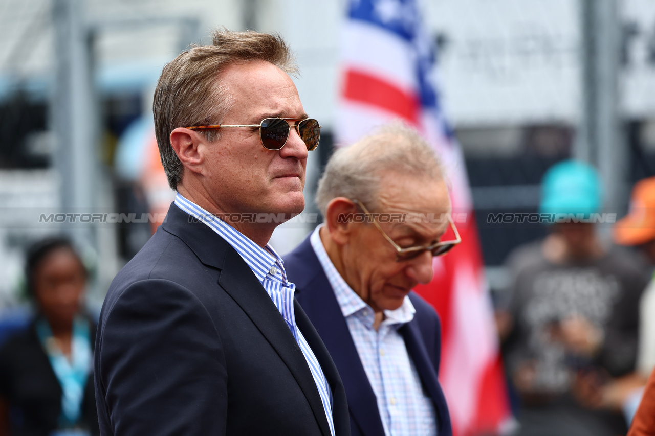 GP MIAMI, Tom Garfinkel (USA) Vice Chairman, President e Chief Executive Officer of the Miami Dolphins e Hard Rock Stadium on the grid.

07.05.2023. Formula 1 World Championship, Rd 5, Miami Grand Prix, Miami, Florida, USA, Gara Day.

- www.xpbimages.com, EMail: requests@xpbimages.com ¬© Copyright: Batchelor / XPB Images