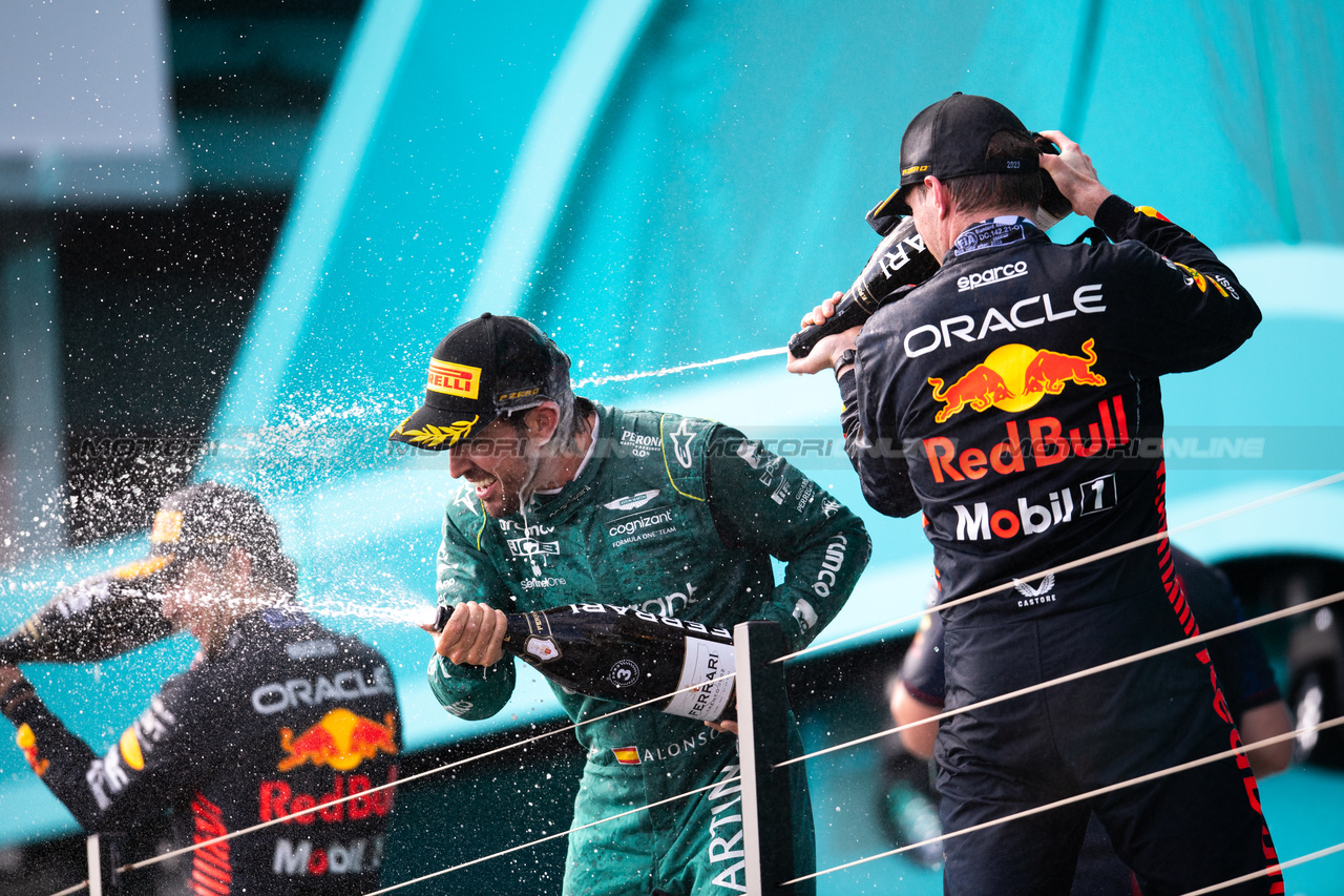 GP MIAMI, (L to R): Fernando Alonso (ESP) Aston Martin F1 Team celebrates his third position on the podium with vincitore Max Verstappen (NLD) Red Bull Racing.

07.05.2023. Formula 1 World Championship, Rd 5, Miami Grand Prix, Miami, Florida, USA, Gara Day.

- www.xpbimages.com, EMail: requests@xpbimages.com ¬© Copyright: Price / XPB Images