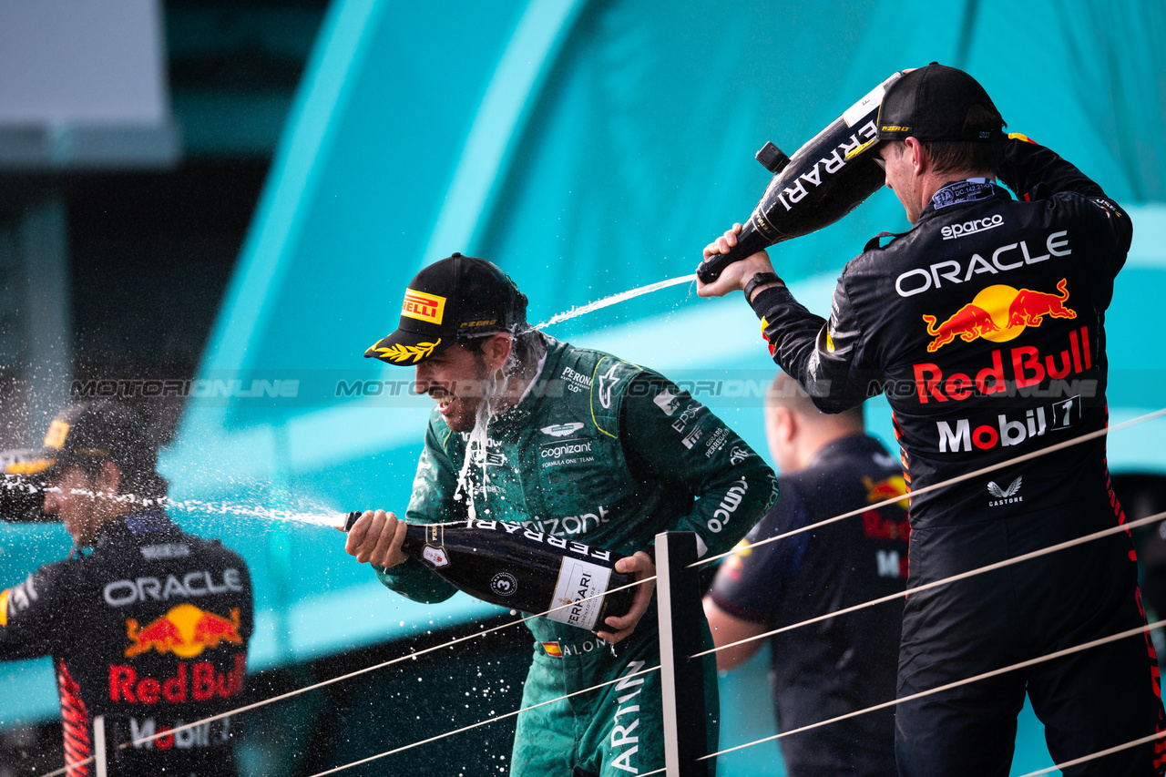 GP MIAMI, (L to R): Fernando Alonso (ESP) Aston Martin F1 Team celebrates his third position on the podium with vincitore Max Verstappen (NLD) Red Bull Racing.

07.05.2023. Formula 1 World Championship, Rd 5, Miami Grand Prix, Miami, Florida, USA, Gara Day.

- www.xpbimages.com, EMail: requests@xpbimages.com ¬© Copyright: Price / XPB Images