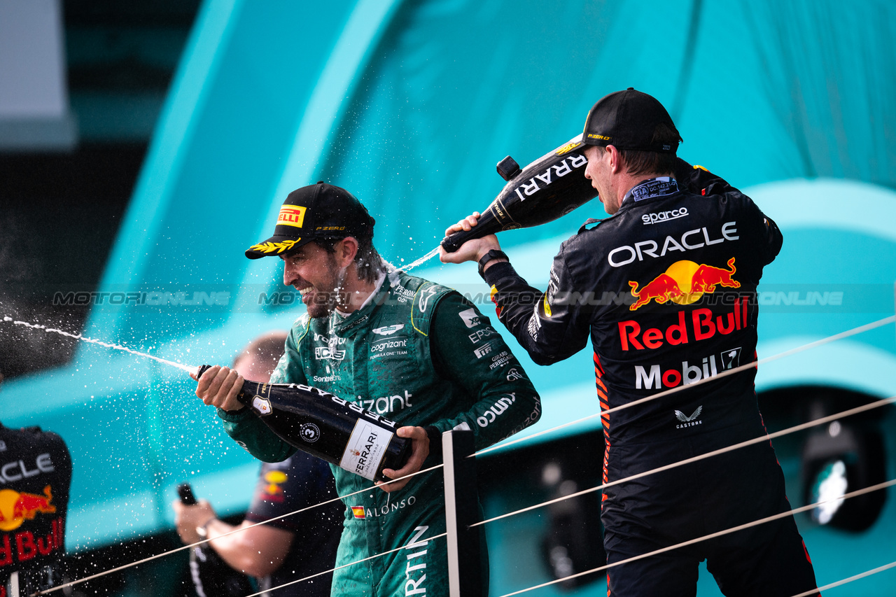 GP MIAMI, (L to R): Fernando Alonso (ESP) Aston Martin F1 Team celebrates his third position on the podium with vincitore Max Verstappen (NLD) Red Bull Racing.

07.05.2023. Formula 1 World Championship, Rd 5, Miami Grand Prix, Miami, Florida, USA, Gara Day.

- www.xpbimages.com, EMail: requests@xpbimages.com ¬© Copyright: Price / XPB Images