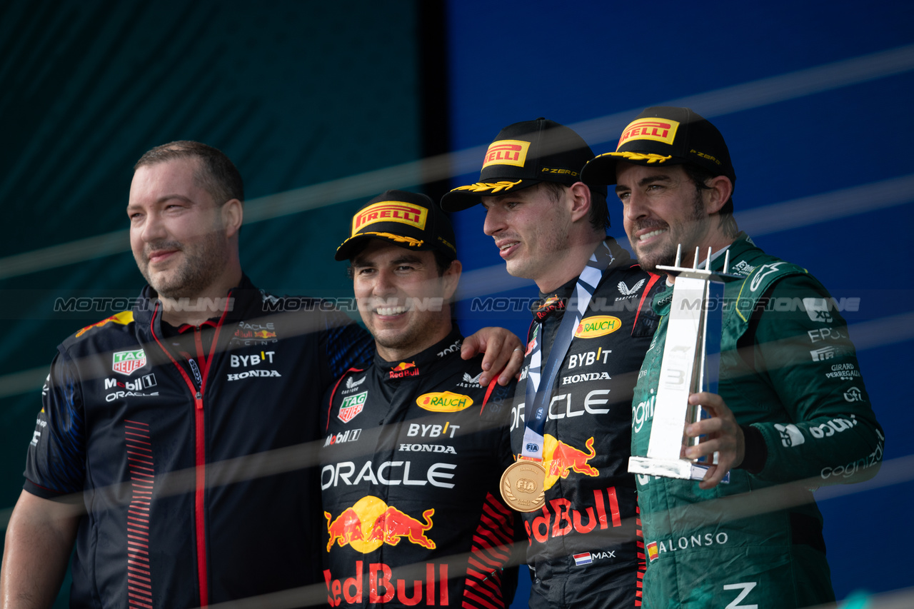 GP MIAMI, The podium (L to R): Oliver Hughes (GBR) Red Bull Racing Chief Marketing Officer; Sergio Perez (MEX) Red Bull Racing, second; Max Verstappen (NLD) Red Bull Racing, vincitore; Fernando Alonso (ESP) Aston Martin F1 Team, third.

07.05.2023. Formula 1 World Championship, Rd 5, Miami Grand Prix, Miami, Florida, USA, Gara Day.

- www.xpbimages.com, EMail: requests@xpbimages.com ¬© Copyright: Price / XPB Images