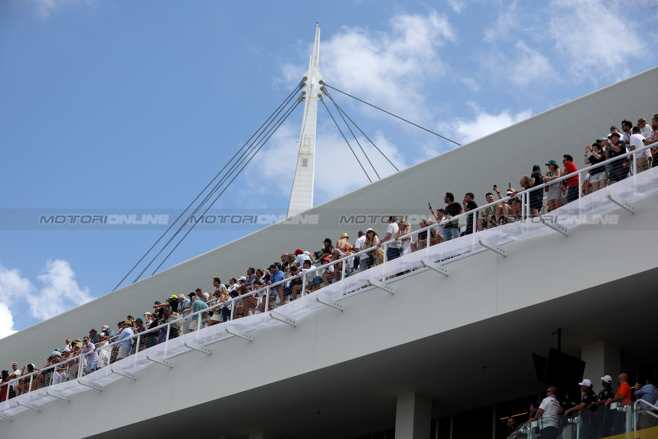 GP MIAMI, Circuit Atmosfera - fans above the pits.

07.05.2023. Formula 1 World Championship, Rd 5, Miami Grand Prix, Miami, Florida, USA, Gara Day.

 - www.xpbimages.com, EMail: requests@xpbimages.com ¬© Copyright: Gilbert / XPB Images