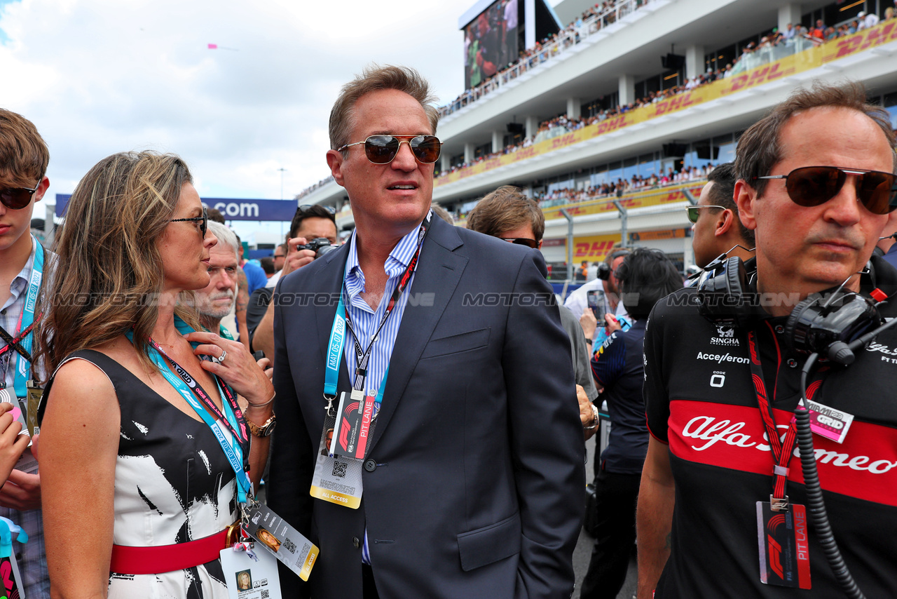 GP MIAMI, Tom Garfinkel (USA) Vice Chairman, President e Chief Executive Officer of the Miami Dolphins e Hard Rock Stadium on the grid.

07.05.2023. Formula 1 World Championship, Rd 5, Miami Grand Prix, Miami, Florida, USA, Gara Day.

- www.xpbimages.com, EMail: requests@xpbimages.com ¬© Copyright: Batchelor / XPB Images