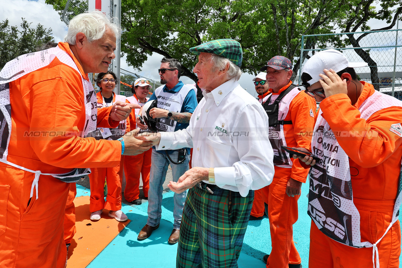 GP MIAMI, Jackie Stewart (GBR) with Marshals.

07.05.2023. Formula 1 World Championship, Rd 5, Miami Grand Prix, Miami, Florida, USA, Gara Day.

- www.xpbimages.com, EMail: requests@xpbimages.com ¬© Copyright: Moy / XPB Images