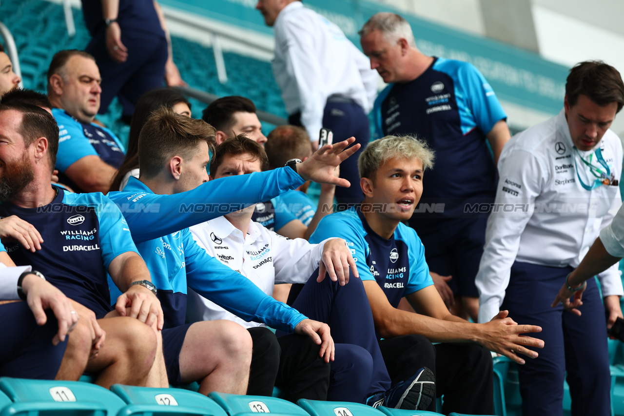 GP MIAMI, (L to R): Logan Sargeant (USA) Williams Racing; James Vowles (GBR) Williams Racing Team Principal; e Alexander Albon (THA) Williams Racing, at a team photograph.

07.05.2023. Formula 1 World Championship, Rd 5, Miami Grand Prix, Miami, Florida, USA, Gara Day.

- www.xpbimages.com, EMail: requests@xpbimages.com ¬© Copyright: Batchelor / XPB Images