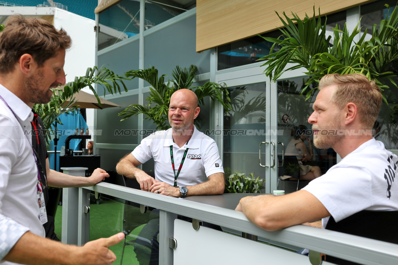 GP MIAMI, (L to R): Romain Grosjean (FRA) IndyCar Driver with Jan Magnussen (DEN) e Kevin Magnussen (DEN) Haas F1 Team.

07.05.2023. Formula 1 World Championship, Rd 5, Miami Grand Prix, Miami, Florida, USA, Gara Day.

- www.xpbimages.com, EMail: requests@xpbimages.com ¬© Copyright: Bearne / XPB Images