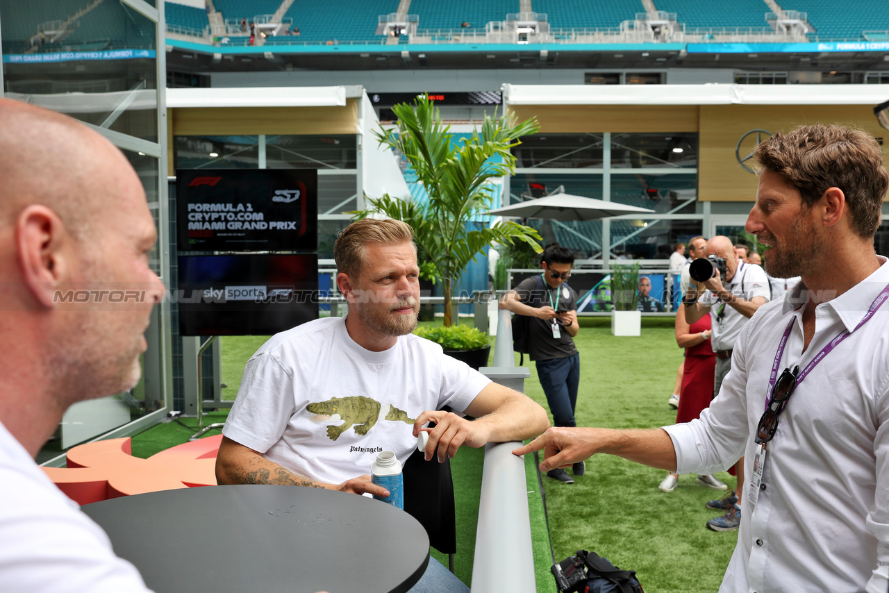 GP MIAMI, (L to R): Jan Magnussen (DEN) with Kevin Magnussen (DEN) Haas F1 Team e Romain Grosjean (FRA) IndyCar Driver.

07.05.2023. Formula 1 World Championship, Rd 5, Miami Grand Prix, Miami, Florida, USA, Gara Day.

- www.xpbimages.com, EMail: requests@xpbimages.com ¬© Copyright: Bearne / XPB Images