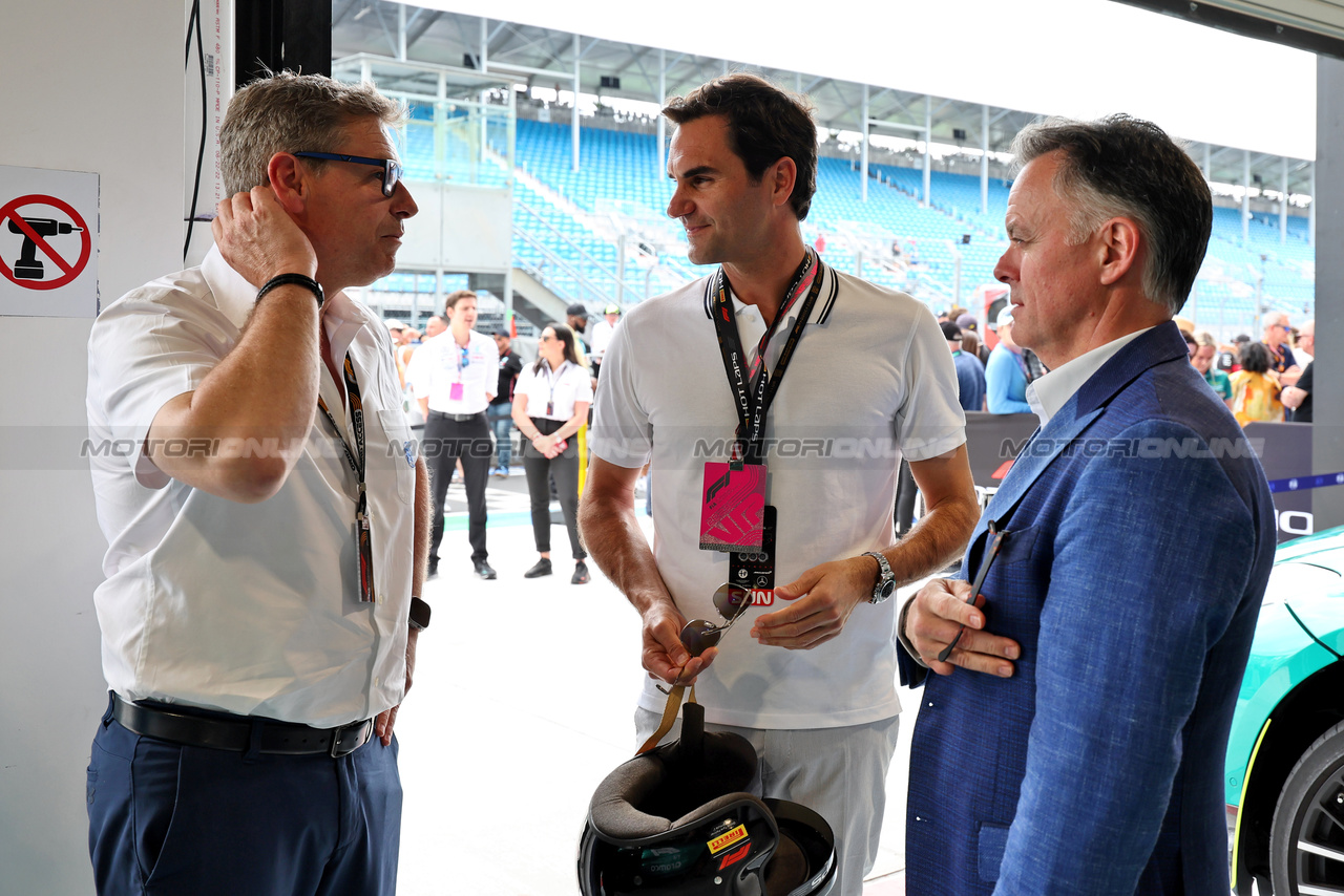 GP MIAMI, Bernd Maylander (GER) FIA Safety Car Driver (Left) with Roger Federer (SUI) Tennis Player (Centre).

07.05.2023. Formula 1 World Championship, Rd 5, Miami Grand Prix, Miami, Florida, USA, Gara Day.

- www.xpbimages.com, EMail: requests@xpbimages.com ¬© Copyright: Moy / XPB Images