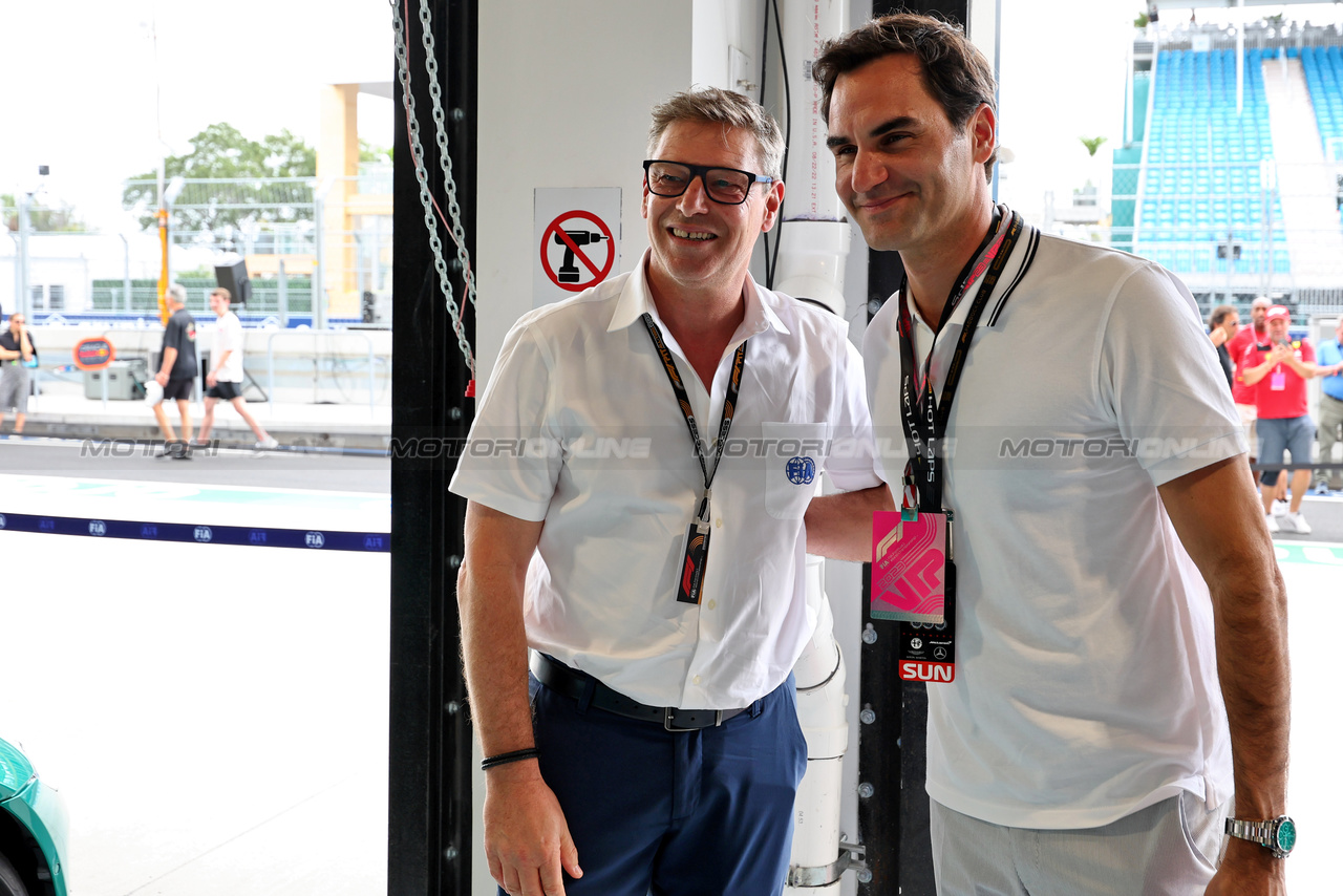 GP MIAMI, (L to R): Bernd Maylander (GER) FIA Safety Car Driver with Roger Federer (SUI) Tennis Player.

07.05.2023. Formula 1 World Championship, Rd 5, Miami Grand Prix, Miami, Florida, USA, Gara Day.

- www.xpbimages.com, EMail: requests@xpbimages.com ¬© Copyright: Moy / XPB Images