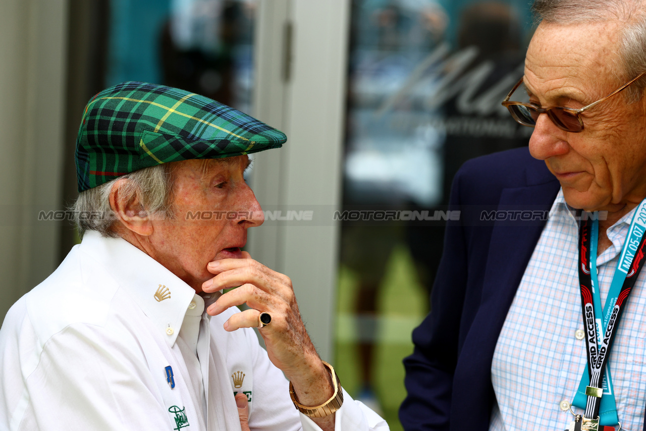 GP MIAMI, (L to R): Jackie Stewart (GBR) with Stephen Ross (USA) Related Companies Chairman, Miami Dolphins e Hard Rock Stadium Owner.

07.05.2023. Formula 1 World Championship, Rd 5, Miami Grand Prix, Miami, Florida, USA, Gara Day.

 - www.xpbimages.com, EMail: requests@xpbimages.com ¬© Copyright: Coates / XPB Images