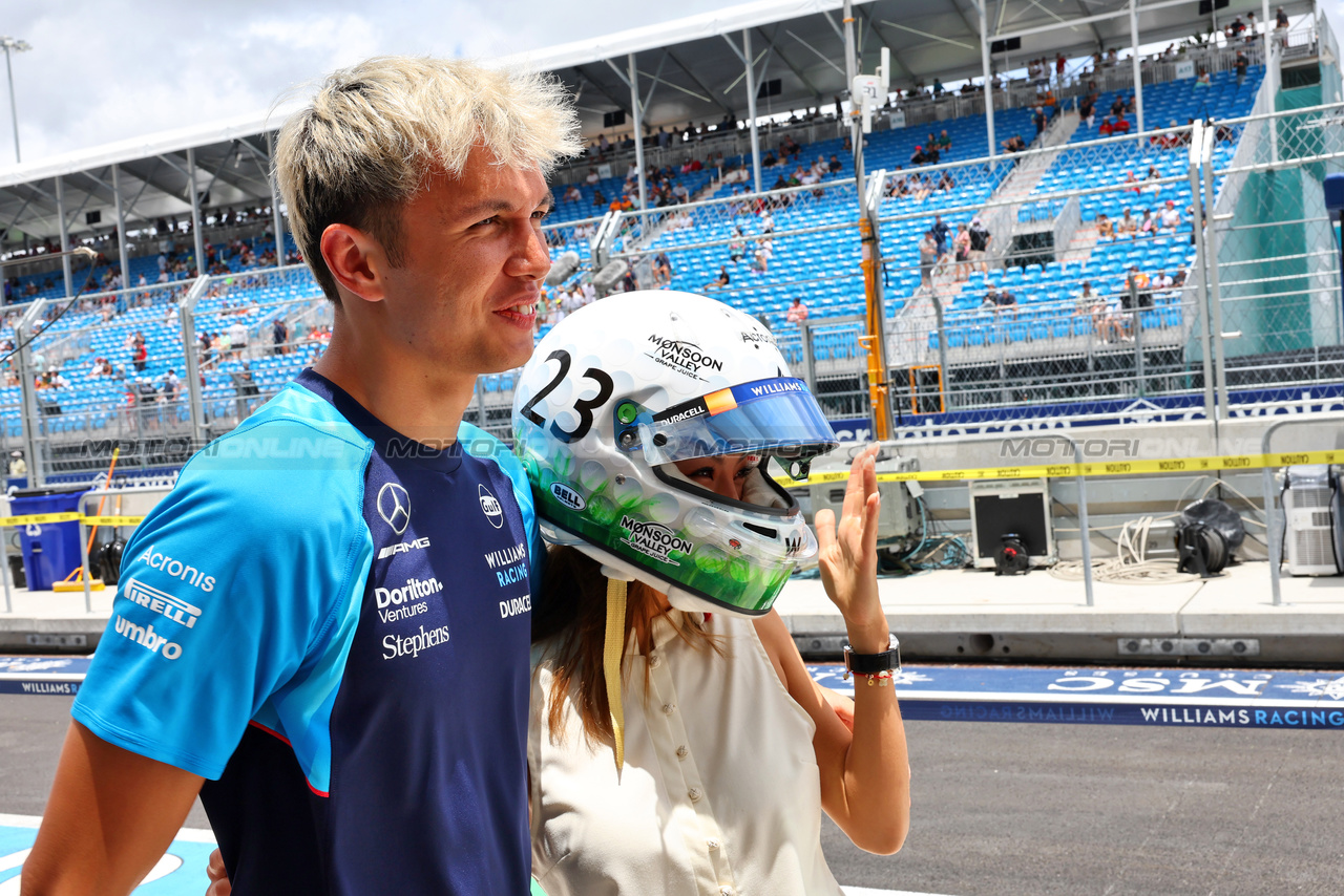 GP MIAMI, (L to R): Alexander Albon (THA) Williams Racing with girlfriend Muni Lily He (CHN) Professional Golfer.

07.05.2023. Formula 1 World Championship, Rd 5, Miami Grand Prix, Miami, Florida, USA, Gara Day.

- www.xpbimages.com, EMail: requests@xpbimages.com ¬© Copyright: Batchelor / XPB Images