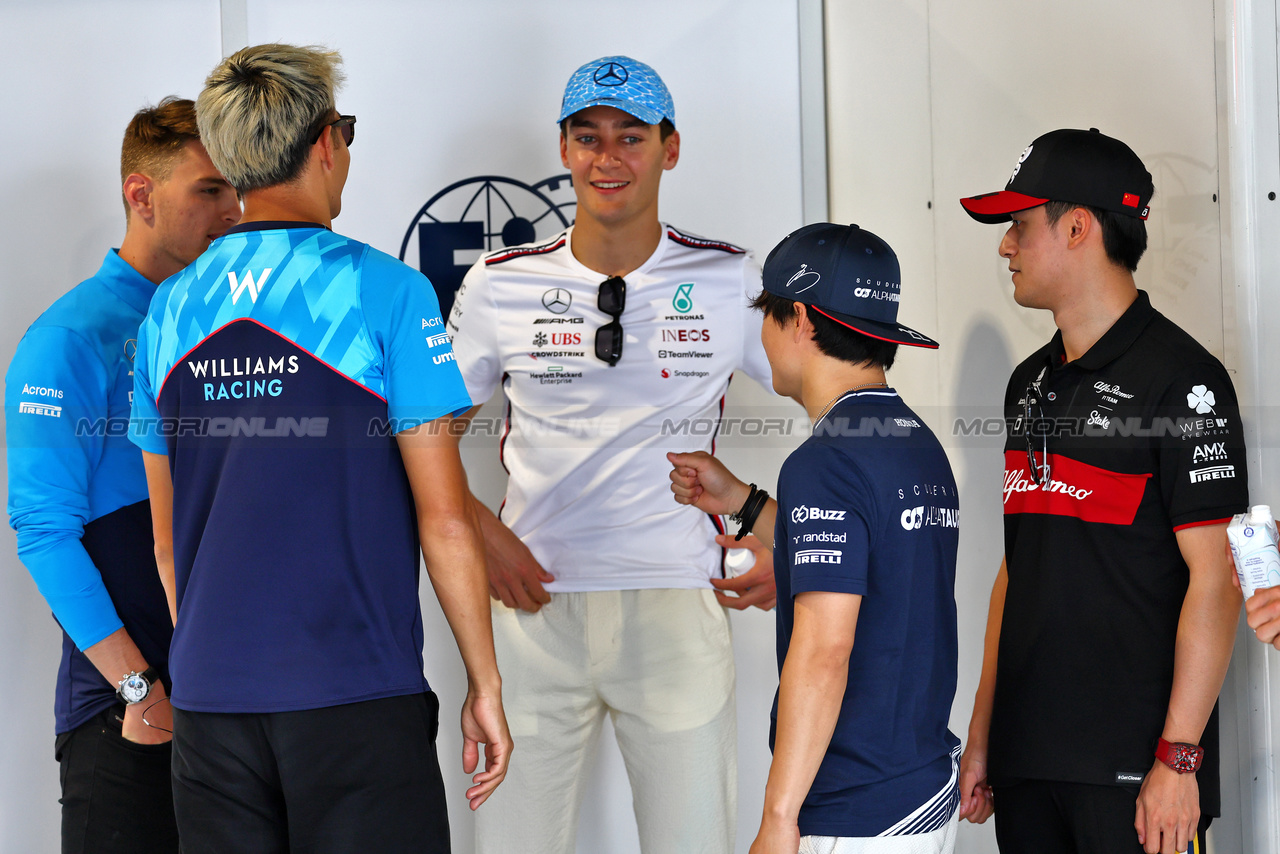 GP MIAMI, (L to R): Logan Sargeant (USA) Williams Racing; Alexander Albon (THA) Williams Racing; George Russell (GBR) Mercedes AMG F1; Yuki Tsunoda (JPN) AlphaTauri; e Zhou Guanyu (CHN) Alfa Romeo F1 Team, on the drivers' parade.

07.05.2023. Formula 1 World Championship, Rd 5, Miami Grand Prix, Miami, Florida, USA, Gara Day.

- www.xpbimages.com, EMail: requests@xpbimages.com ¬© Copyright: Batchelor / XPB Images