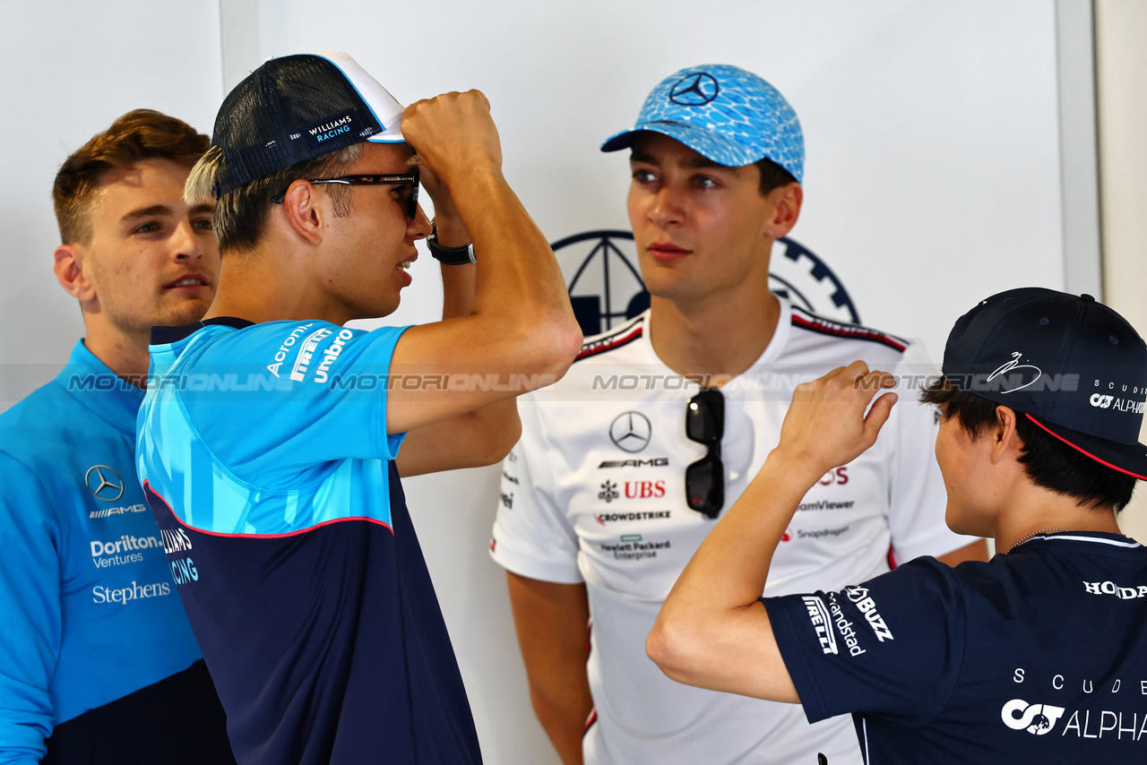 GP MIAMI, (L to R): Logan Sargeant (USA) Williams Racing; Alexander Albon (THA) Williams Racing; George Russell (GBR) Mercedes AMG F1; e Yuki Tsunoda (JPN) AlphaTauri, on the drivers' parade.

07.05.2023. Formula 1 World Championship, Rd 5, Miami Grand Prix, Miami, Florida, USA, Gara Day.

- www.xpbimages.com, EMail: requests@xpbimages.com ¬© Copyright: Batchelor / XPB Images