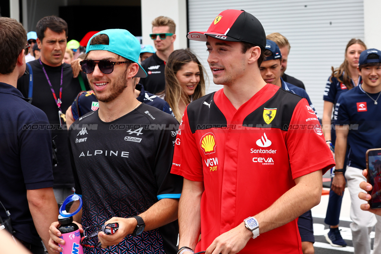 GP MIAMI, (L to R): Pierre Gasly (FRA) Alpine F1 Team e Charles Leclerc (MON) Ferrari on the drivers' parade.

07.05.2023. Formula 1 World Championship, Rd 5, Miami Grand Prix, Miami, Florida, USA, Gara Day.

- www.xpbimages.com, EMail: requests@xpbimages.com ¬© Copyright: Batchelor / XPB Images