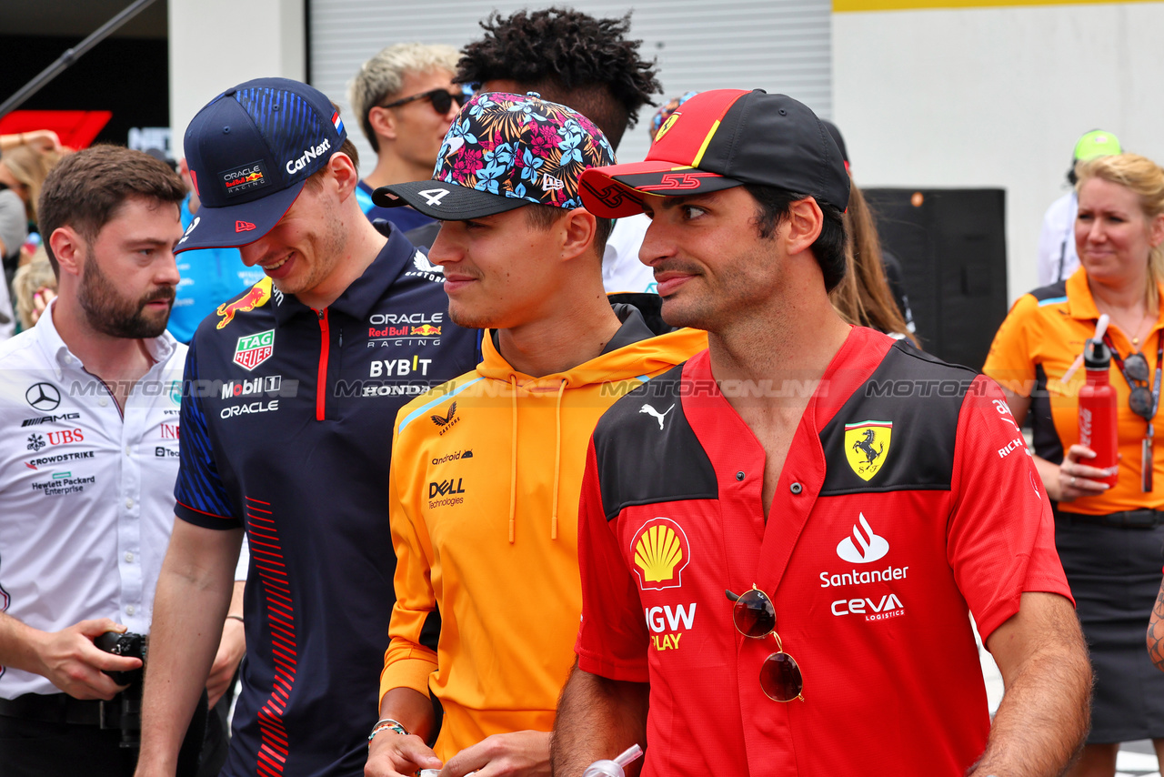 GP MIAMI, (L to R): Max Verstappen (NLD) Red Bull Racing; Lando Norris (GBR) McLaren; e Carlos Sainz Jr (ESP) Ferrari, on the drivers' parade.

07.05.2023. Formula 1 World Championship, Rd 5, Miami Grand Prix, Miami, Florida, USA, Gara Day.

- www.xpbimages.com, EMail: requests@xpbimages.com ¬© Copyright: Batchelor / XPB Images