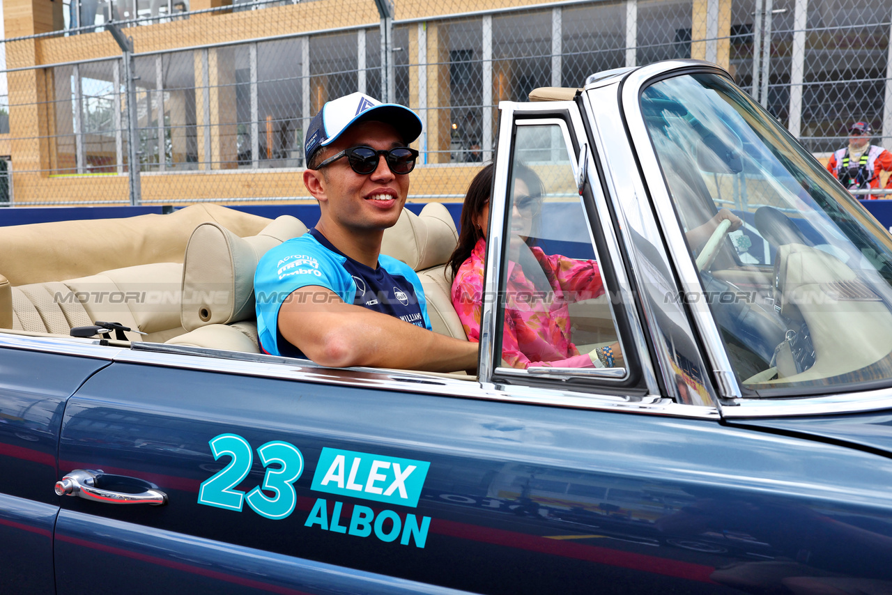 GP MIAMI, Alexander Albon (THA) Williams Racing on the drivers' parade.

07.05.2023. Formula 1 World Championship, Rd 5, Miami Grand Prix, Miami, Florida, USA, Gara Day.

- www.xpbimages.com, EMail: requests@xpbimages.com ¬© Copyright: Batchelor / XPB Images