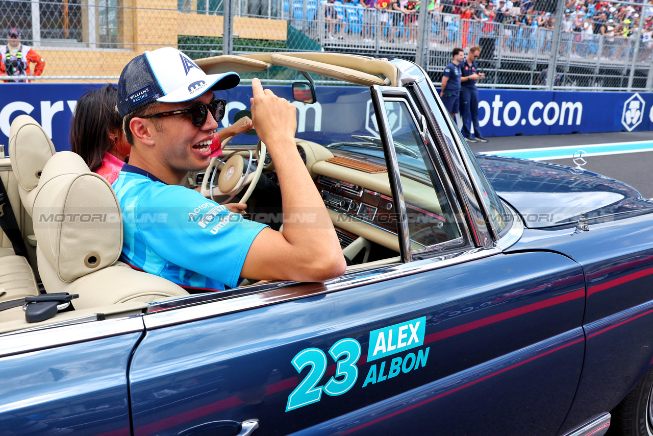 GP MIAMI, Alexander Albon (THA) Williams Racing on the drivers' parade.

07.05.2023. Formula 1 World Championship, Rd 5, Miami Grand Prix, Miami, Florida, USA, Gara Day.

- www.xpbimages.com, EMail: requests@xpbimages.com ¬© Copyright: Batchelor / XPB Images