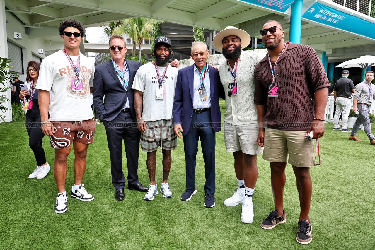 GP MIAMI, Stephen Ross (USA) Related Companies Chairman, Miami Dolphins e Hard Rock Stadium Owner with Miami Dolphins Players.

07.05.2023. Formula 1 World Championship, Rd 5, Miami Grand Prix, Miami, Florida, USA, Gara Day.

- www.xpbimages.com, EMail: requests@xpbimages.com ¬© Copyright: Moy / XPB Images