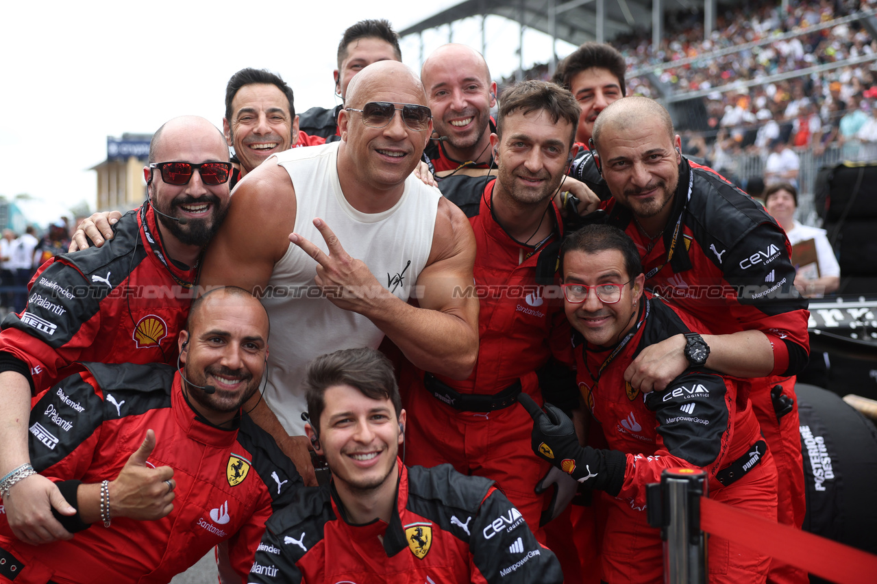 GP MIAMI, Vin Diesel (USA) Actor with Ferrari on the grid.

07.05.2023. Formula 1 World Championship, Rd 5, Miami Grand Prix, Miami, Florida, USA, Gara Day.

 - www.xpbimages.com, EMail: requests@xpbimages.com ¬© Copyright: Gilbert / XPB Images