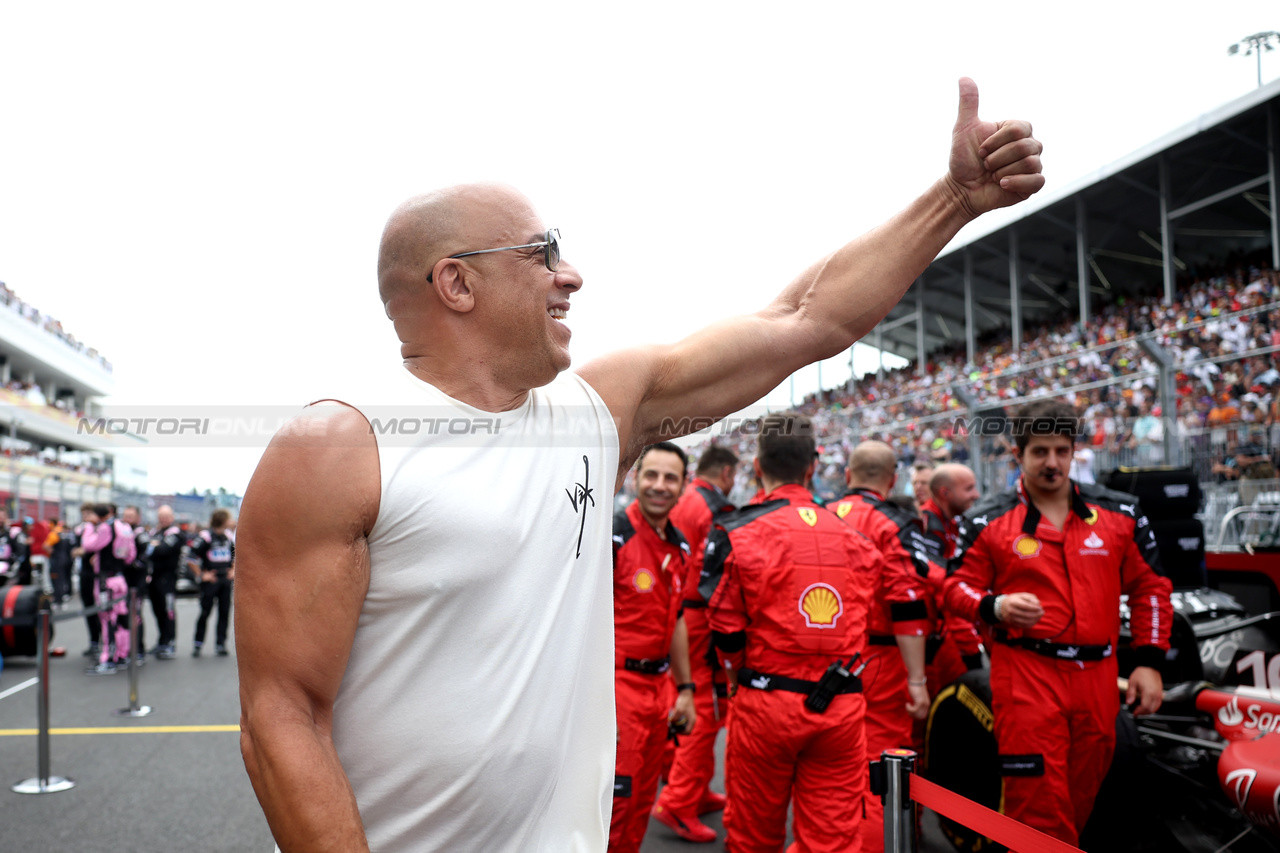 GP MIAMI, Vin Diesel (USA) Actor with Ferrari on the grid.

07.05.2023. Formula 1 World Championship, Rd 5, Miami Grand Prix, Miami, Florida, USA, Gara Day.

 - www.xpbimages.com, EMail: requests@xpbimages.com ¬© Copyright: Gilbert / XPB Images