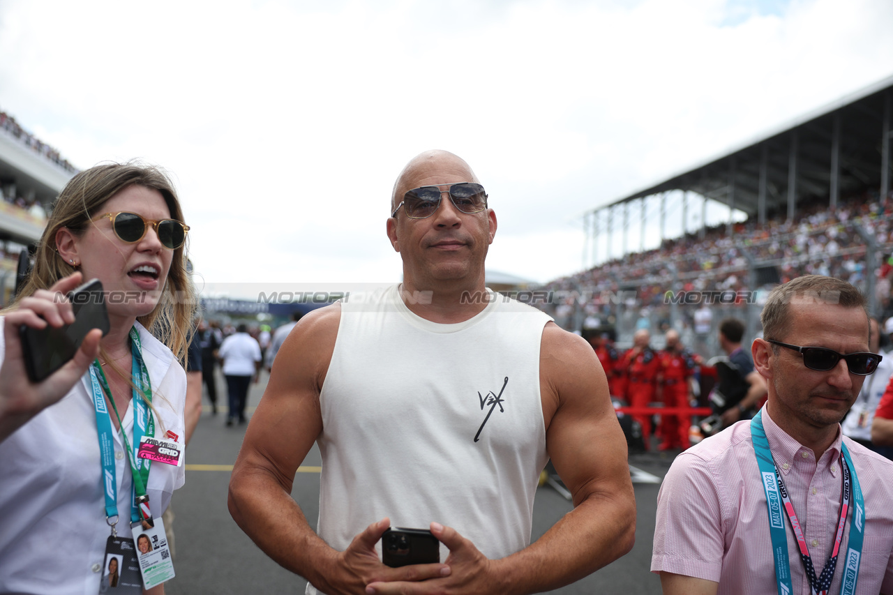 GP MIAMI, Vin Diesel (USA) Actor with Ferrari on the grid.

07.05.2023. Formula 1 World Championship, Rd 5, Miami Grand Prix, Miami, Florida, USA, Gara Day.

 - www.xpbimages.com, EMail: requests@xpbimages.com ¬© Copyright: Gilbert / XPB Images