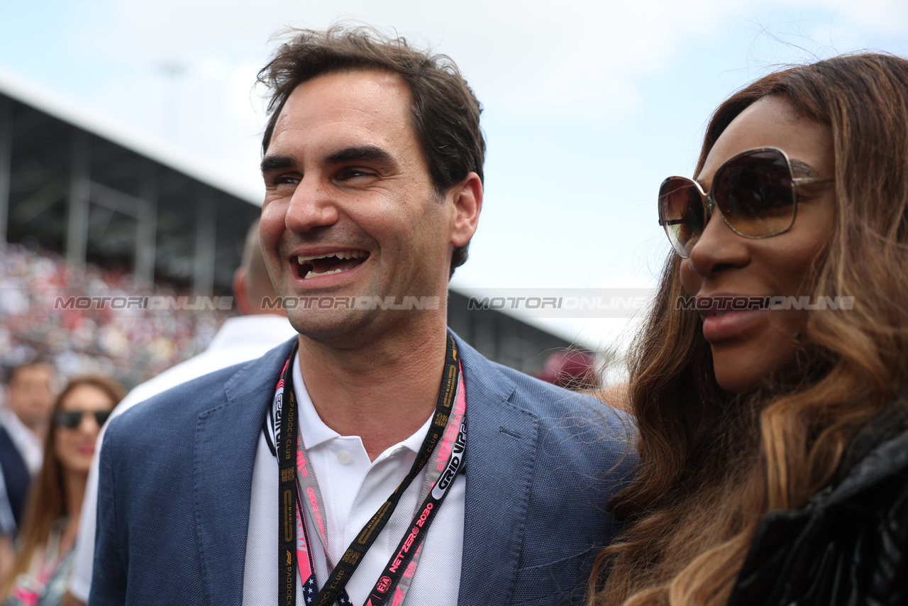 GP MIAMI, Roger Federer (SUI) Tennis Player with Serena Williams (USA) Tennis Player on the grid.

07.05.2023. Formula 1 World Championship, Rd 5, Miami Grand Prix, Miami, Florida, USA, Gara Day.

 - www.xpbimages.com, EMail: requests@xpbimages.com ¬© Copyright: Gilbert / XPB Images