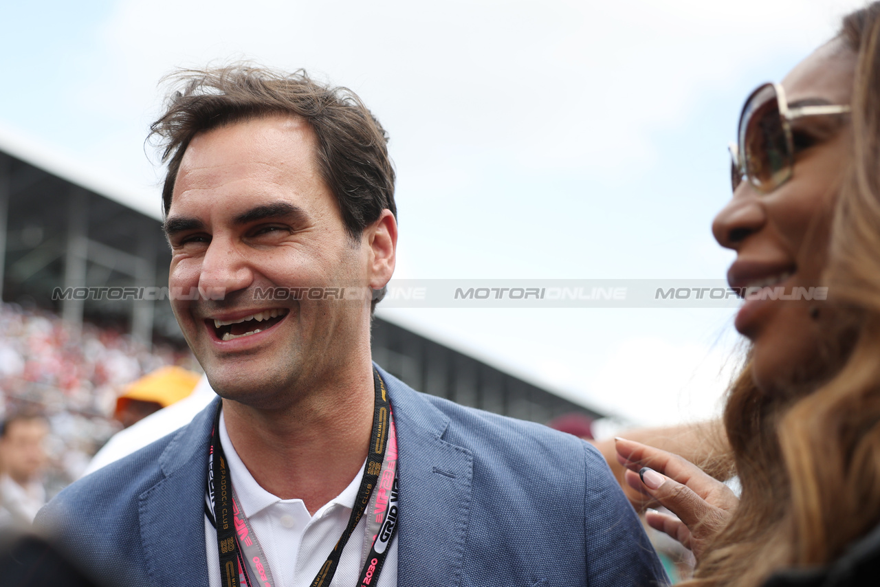 GP MIAMI, Roger Federer (SUI) Tennis Player with Serena Williams (USA) Tennis Player on the grid.

07.05.2023. Formula 1 World Championship, Rd 5, Miami Grand Prix, Miami, Florida, USA, Gara Day.

 - www.xpbimages.com, EMail: requests@xpbimages.com ¬© Copyright: Gilbert / XPB Images