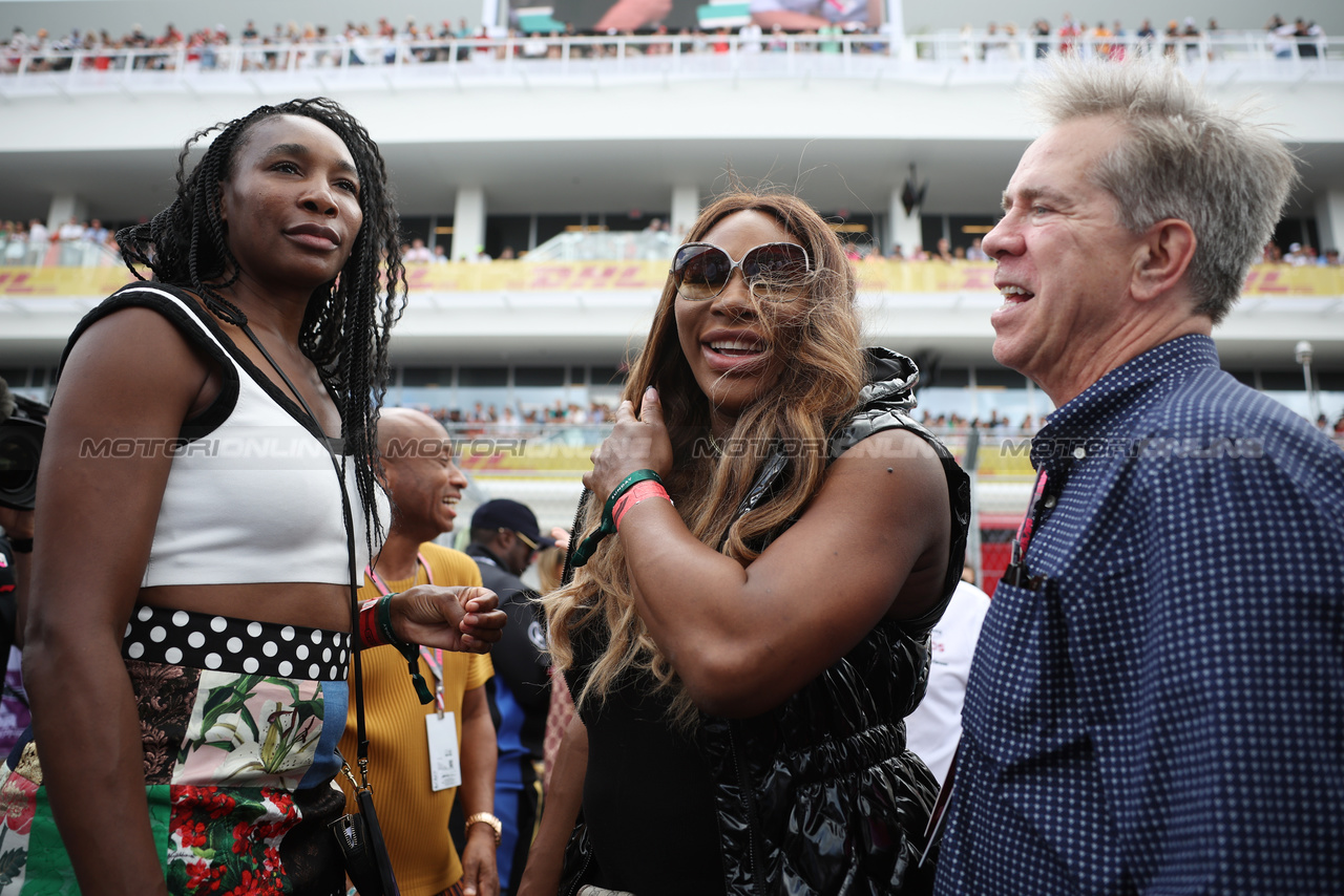 GP MIAMI, (L to R): Venus Williams (USA) Tennis Player e sister Serena Williams (USA) Tennis Player on the grid.

07.05.2023. Formula 1 World Championship, Rd 5, Miami Grand Prix, Miami, Florida, USA, Gara Day.

 - www.xpbimages.com, EMail: requests@xpbimages.com ¬© Copyright: Gilbert / XPB Images