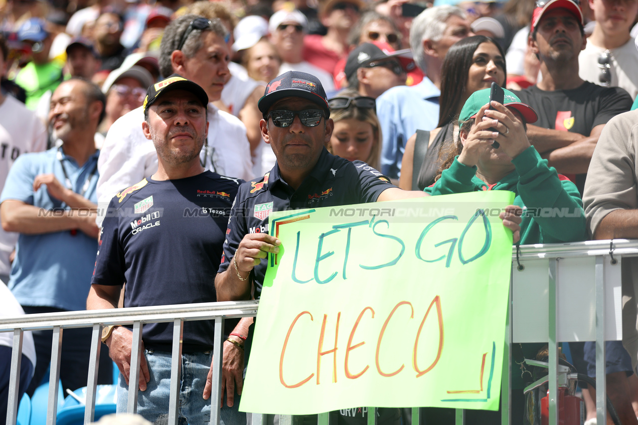 GP MIAMI, Sergio Perez (MEX) Red Bull Racing fans in the grandstand.

07.05.2023. Formula 1 World Championship, Rd 5, Miami Grand Prix, Miami, Florida, USA, Gara Day.

 - www.xpbimages.com, EMail: requests@xpbimages.com ¬© Copyright: Gilbert / XPB Images