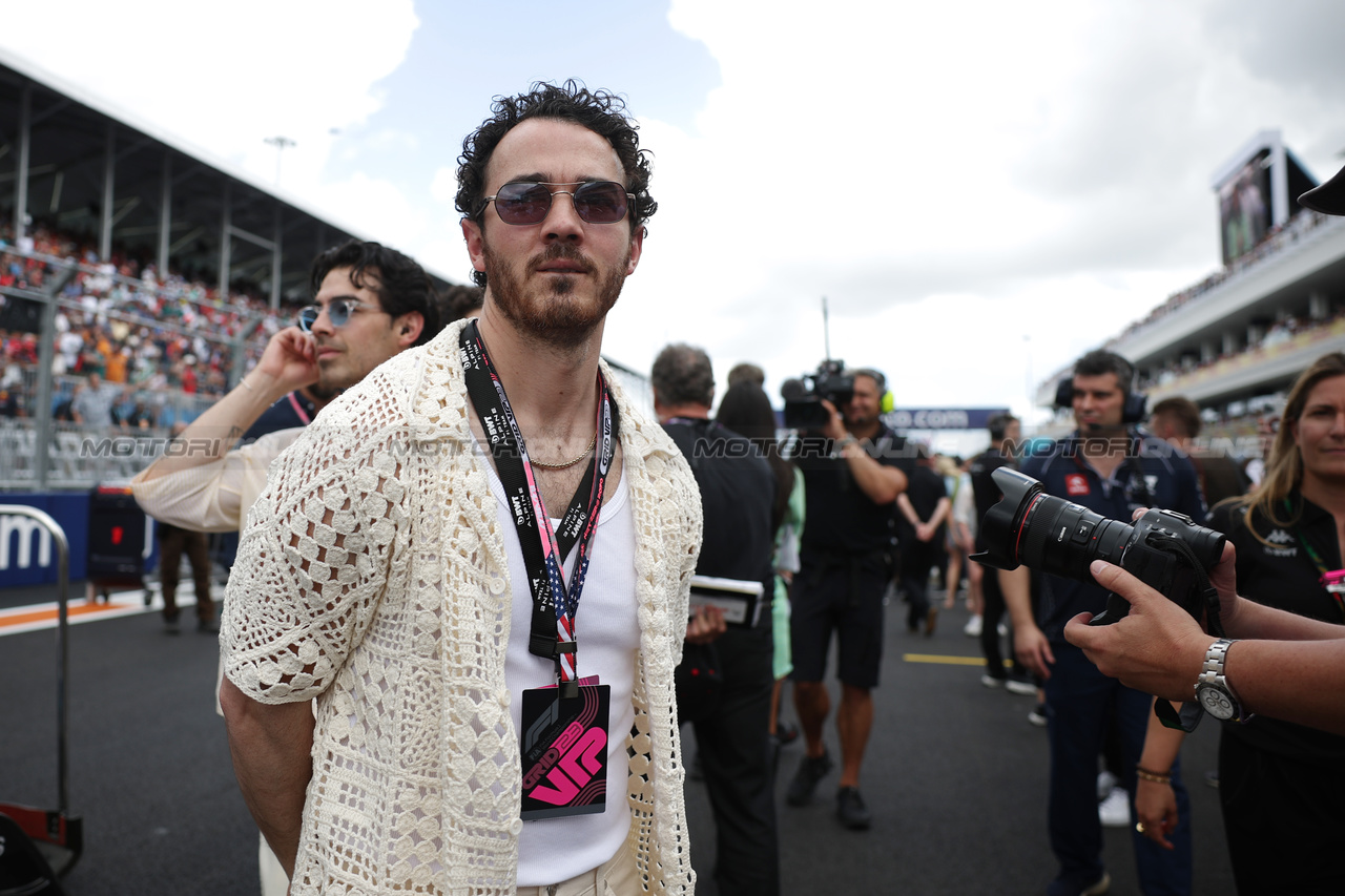 GP MIAMI, Jonas Brothers, Pop Band, on the grid.

07.05.2023. Formula 1 World Championship, Rd 5, Miami Grand Prix, Miami, Florida, USA, Gara Day.

 - www.xpbimages.com, EMail: requests@xpbimages.com ¬© Copyright: Gilbert / XPB Images