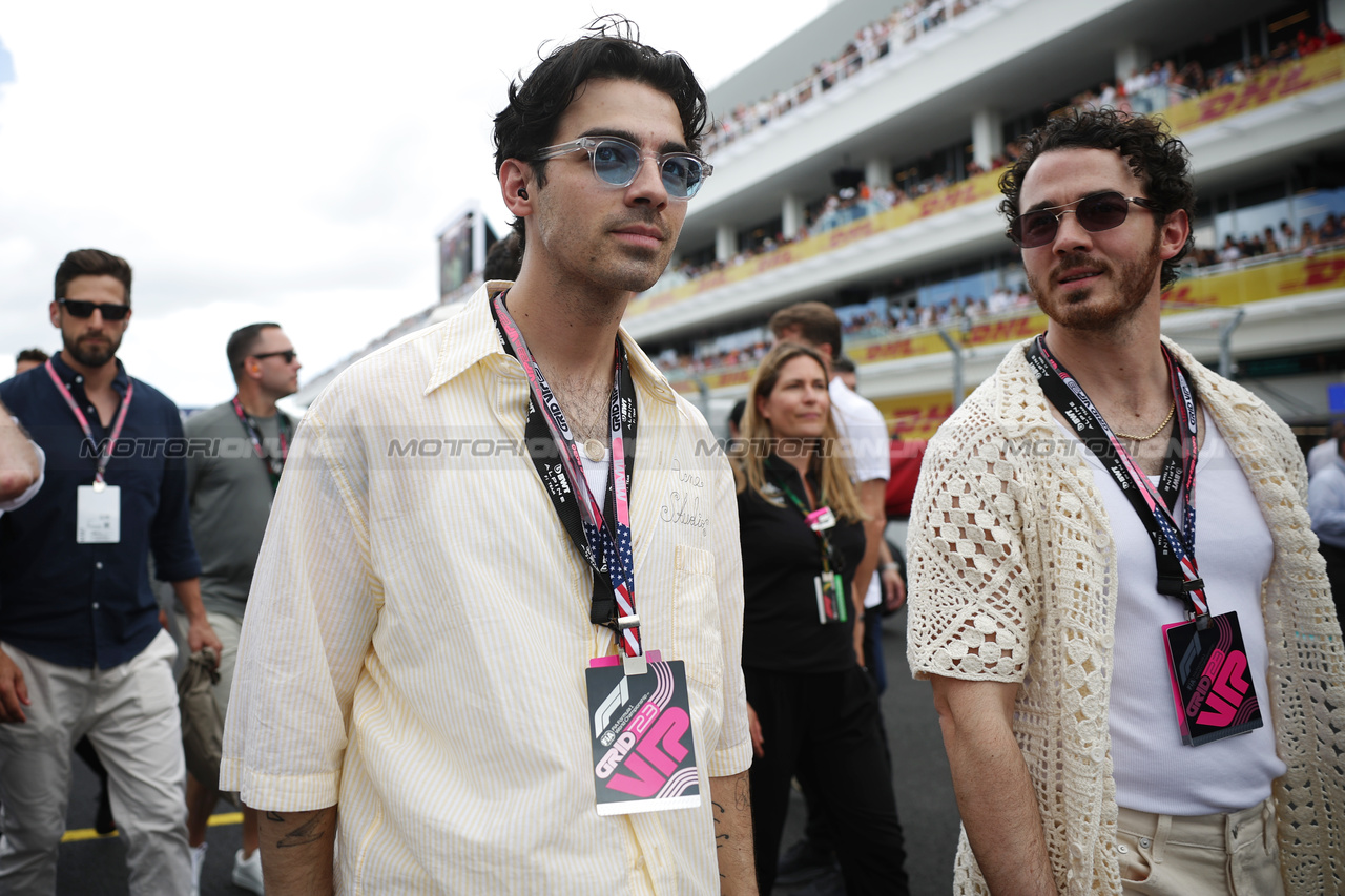 GP MIAMI, Jonas Brothers, Pop Band, on the grid.

07.05.2023. Formula 1 World Championship, Rd 5, Miami Grand Prix, Miami, Florida, USA, Gara Day.

 - www.xpbimages.com, EMail: requests@xpbimages.com ¬© Copyright: Gilbert / XPB Images