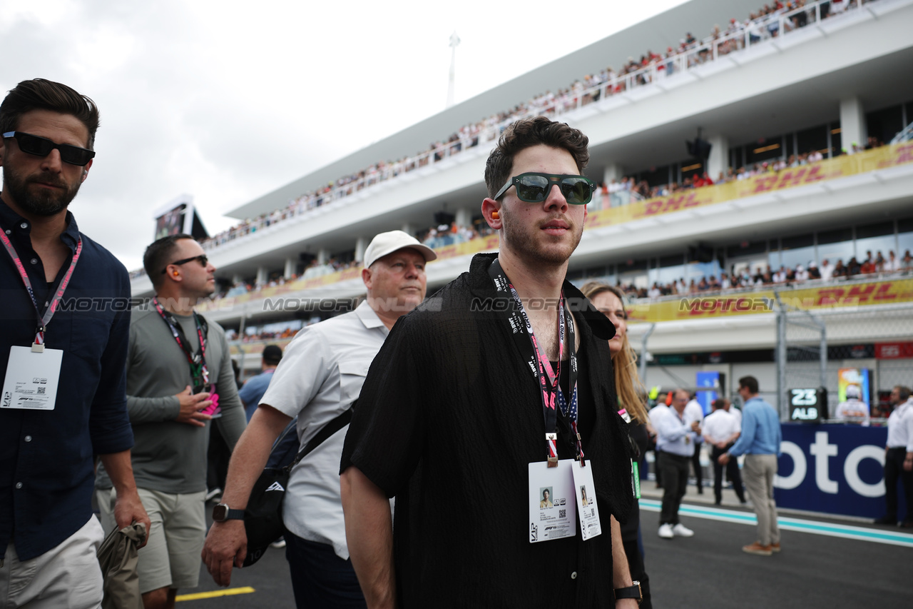 GP MIAMI, Jonas Brothers, Pop Band, on the grid.

07.05.2023. Formula 1 World Championship, Rd 5, Miami Grand Prix, Miami, Florida, USA, Gara Day.

 - www.xpbimages.com, EMail: requests@xpbimages.com ¬© Copyright: Gilbert / XPB Images