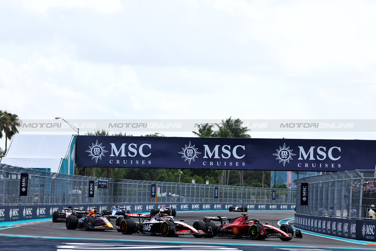 GP MIAMI, Charles Leclerc (MON) Ferrari SF-23, Kevin Magnussen (DEN) Haas VF-23, e Max Verstappen (NLD) Red Bull Racing RB19 battle for position.

07.05.2023. Formula 1 World Championship, Rd 5, Miami Grand Prix, Miami, Florida, USA, Gara Day.

 - www.xpbimages.com, EMail: requests@xpbimages.com ¬© Copyright: Coates / XPB Images