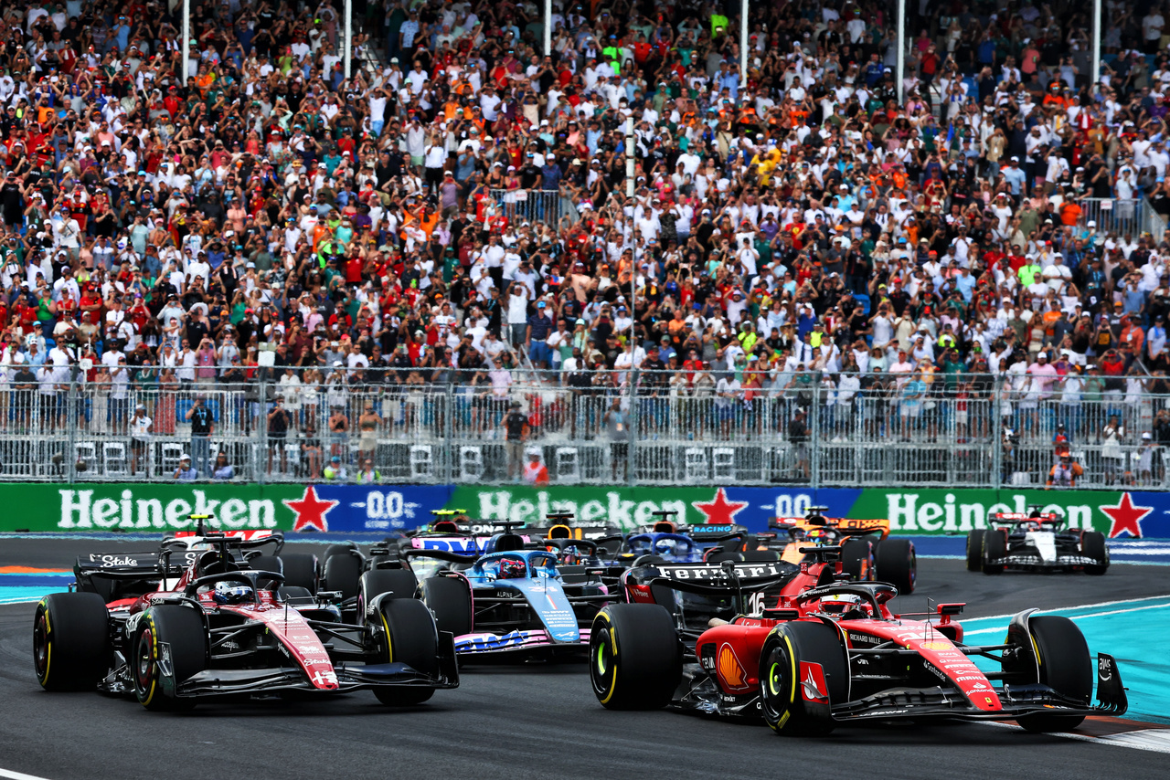 GP MIAMI, (L to R): Valtteri Bottas (FIN) Alfa Romeo F1 Team C43 e Charles Leclerc (MON) Ferrari SF-23 at the partenza of the race.

07.05.2023. Formula 1 World Championship, Rd 5, Miami Grand Prix, Miami, Florida, USA, Gara Day.

- www.xpbimages.com, EMail: requests@xpbimages.com ¬© Copyright: Charniaux / XPB Images