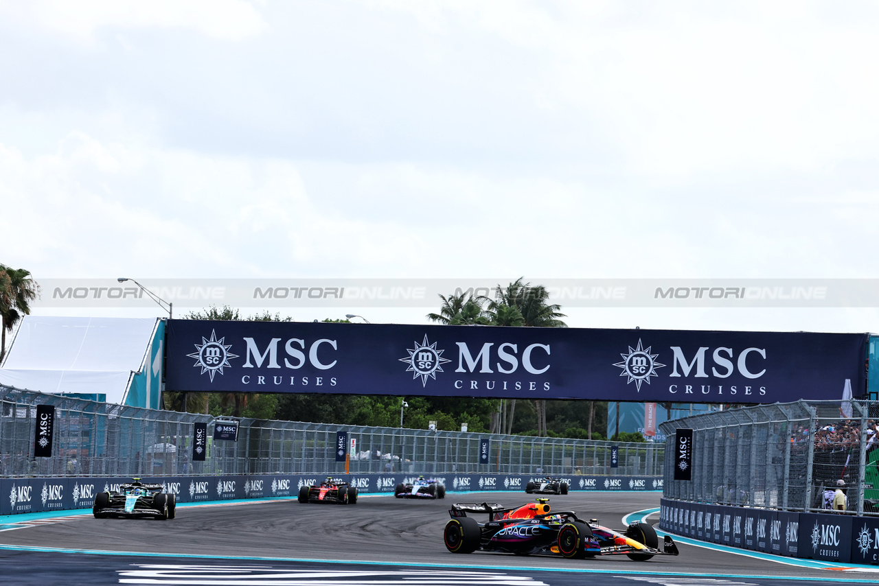 GP MIAMI, Sergio Perez (MEX) Red Bull Racing RB19.

07.05.2023. Formula 1 World Championship, Rd 5, Miami Grand Prix, Miami, Florida, USA, Gara Day.

 - www.xpbimages.com, EMail: requests@xpbimages.com ¬© Copyright: Coates / XPB Images