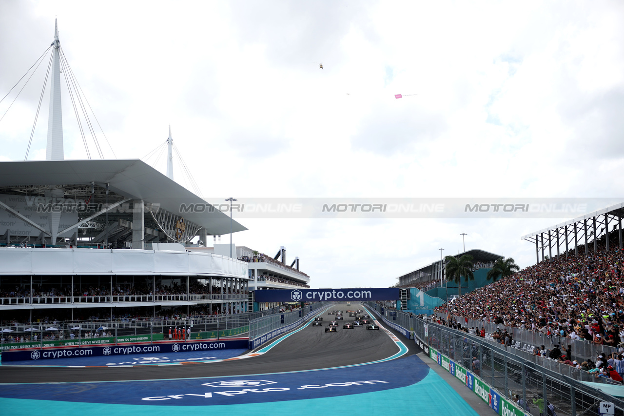 GP MIAMI, Sergio Perez (MEX) Red Bull Racing RB19 davanti a at the partenza of the race.

07.05.2023. Formula 1 World Championship, Rd 5, Miami Grand Prix, Miami, Florida, USA, Gara Day.

 - www.xpbimages.com, EMail: requests@xpbimages.com ¬© Copyright: Gilbert / XPB Images