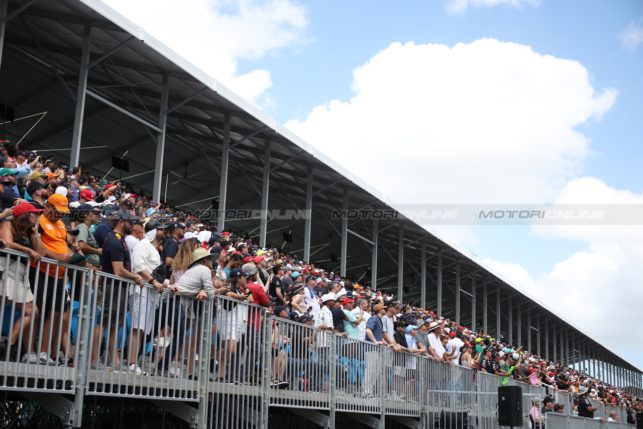 GP MIAMI, Circuit Atmosfera - fans in the grandstand.

07.05.2023. Formula 1 World Championship, Rd 5, Miami Grand Prix, Miami, Florida, USA, Gara Day.

 - www.xpbimages.com, EMail: requests@xpbimages.com ¬© Copyright: Gilbert / XPB Images