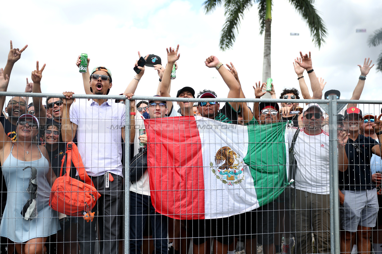 GP MIAMI, Circuit Atmosfera - Sergio Perez (MEX) Red Bull Racing fans.

07.05.2023. Formula 1 World Championship, Rd 5, Miami Grand Prix, Miami, Florida, USA, Gara Day.

 - www.xpbimages.com, EMail: requests@xpbimages.com ¬© Copyright: Gilbert / XPB Images