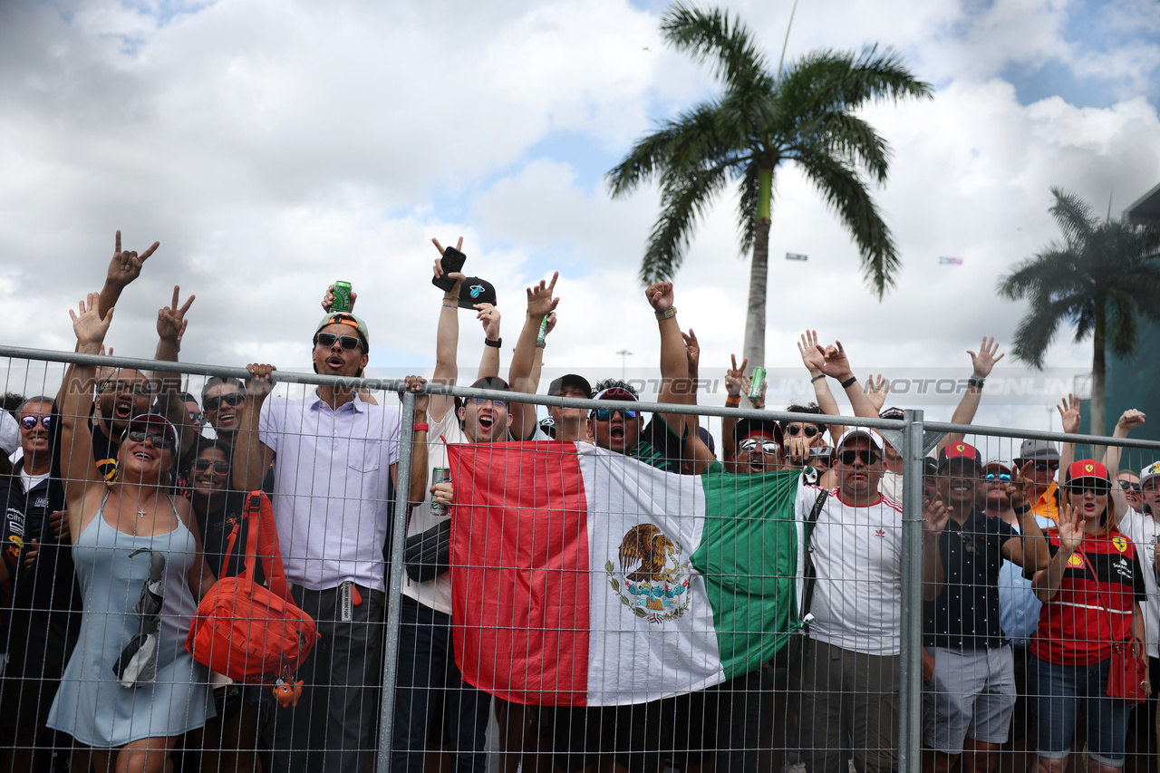 GP MIAMI, Circuit Atmosfera - Sergio Perez (MEX) Red Bull Racing fans.

07.05.2023. Formula 1 World Championship, Rd 5, Miami Grand Prix, Miami, Florida, USA, Gara Day.

 - www.xpbimages.com, EMail: requests@xpbimages.com ¬© Copyright: Gilbert / XPB Images