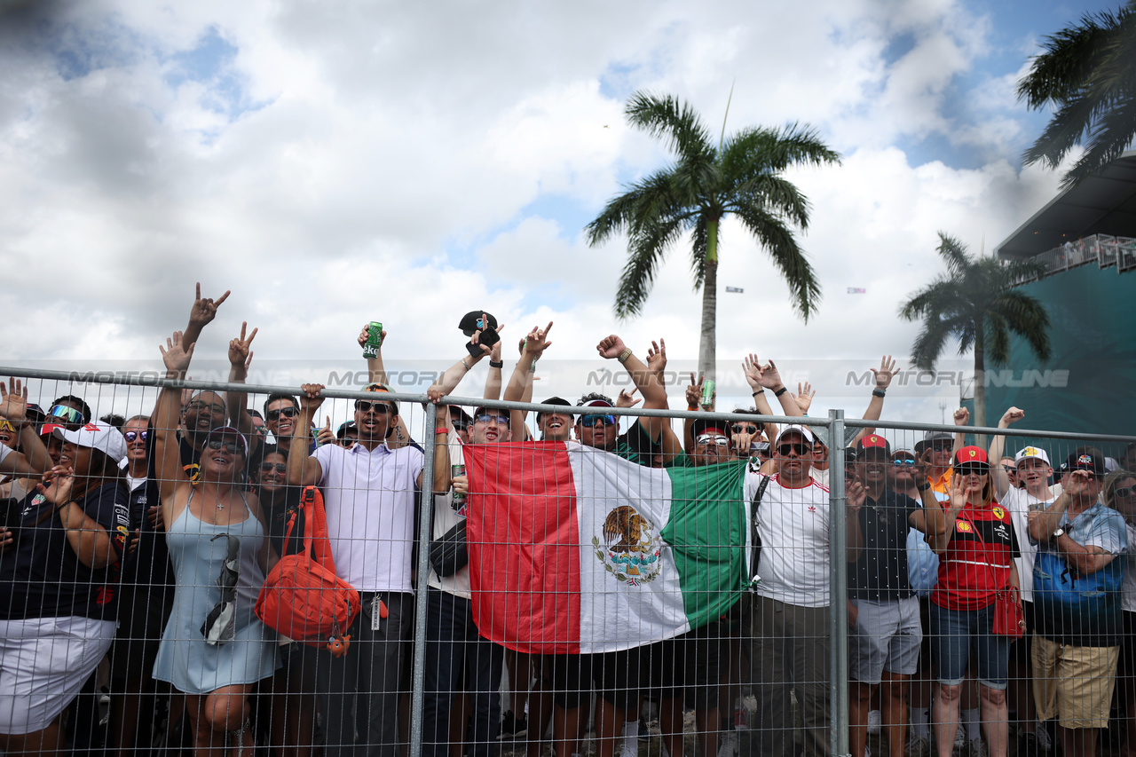 GP MIAMI, Circuit Atmosfera - Sergio Perez (MEX) Red Bull Racing fans.

07.05.2023. Formula 1 World Championship, Rd 5, Miami Grand Prix, Miami, Florida, USA, Gara Day.

 - www.xpbimages.com, EMail: requests@xpbimages.com ¬© Copyright: Gilbert / XPB Images