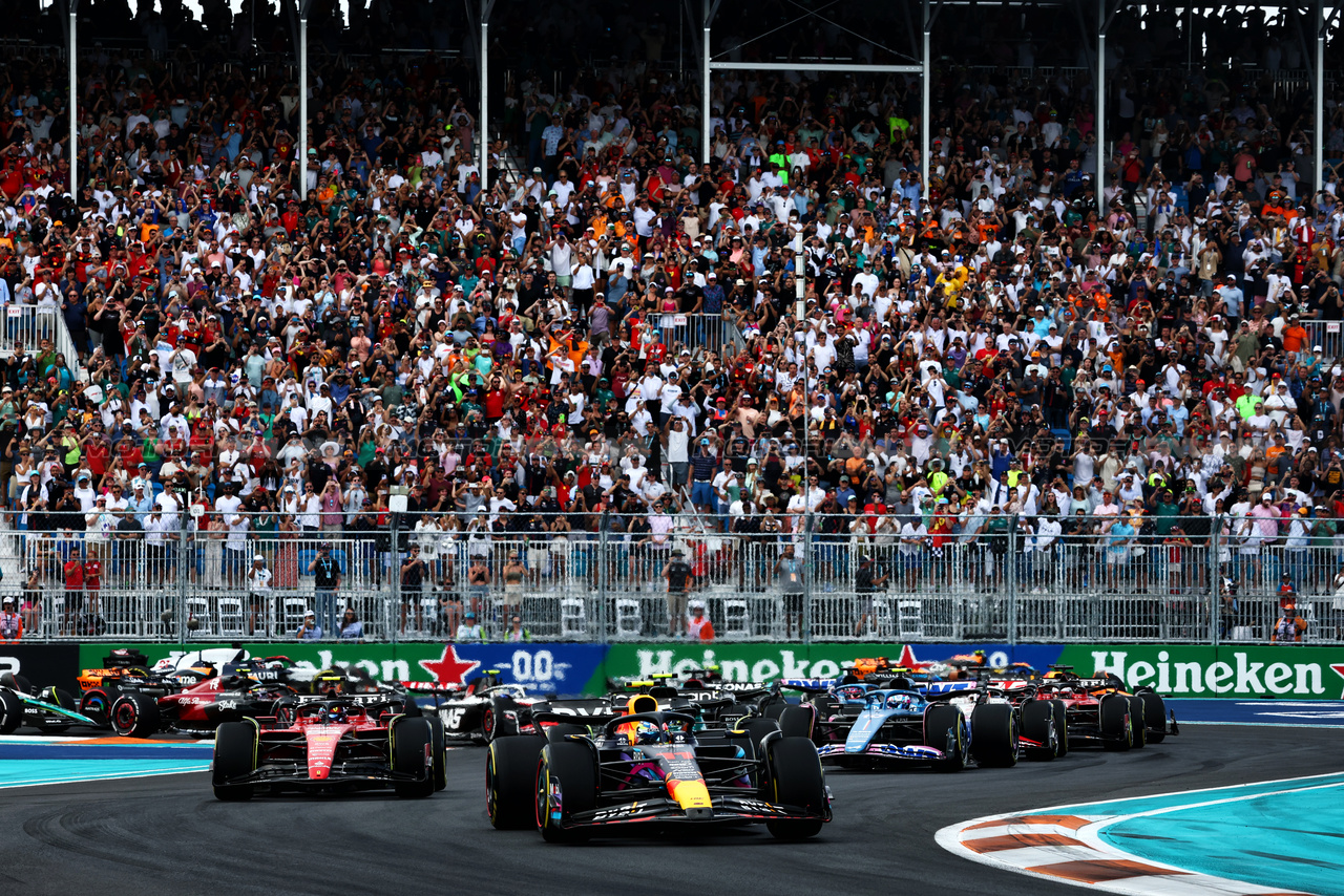 GP MIAMI, Sergio Perez (MEX) Red Bull Racing RB19 at the partenza of the race.

07.05.2023. Formula 1 World Championship, Rd 5, Miami Grand Prix, Miami, Florida, USA, Gara Day.

- www.xpbimages.com, EMail: requests@xpbimages.com ¬© Copyright: Charniaux / XPB Images