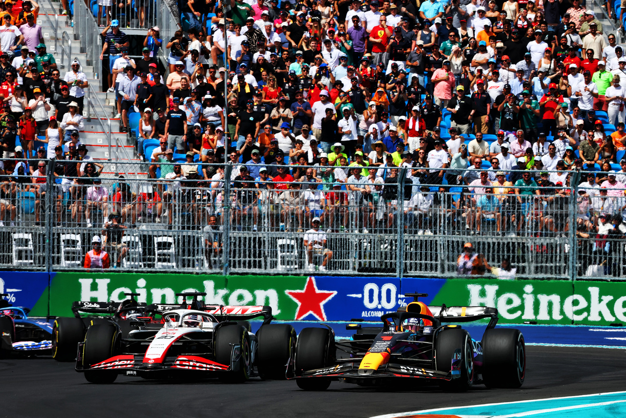 GP MIAMI, (L to R): Nico Hulkenberg (GER) Haas VF-23 e Max Verstappen (NLD) Red Bull Racing RB19 battle for position.

07.05.2023. Formula 1 World Championship, Rd 5, Miami Grand Prix, Miami, Florida, USA, Gara Day.

- www.xpbimages.com, EMail: requests@xpbimages.com ¬© Copyright: Charniaux / XPB Images