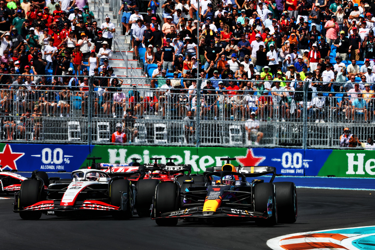 GP MIAMI, (L to R): Nico Hulkenberg (GER) Haas VF-23 e Max Verstappen (NLD) Red Bull Racing RB19 battle for position.

07.05.2023. Formula 1 World Championship, Rd 5, Miami Grand Prix, Miami, Florida, USA, Gara Day.

- www.xpbimages.com, EMail: requests@xpbimages.com ¬© Copyright: Charniaux / XPB Images