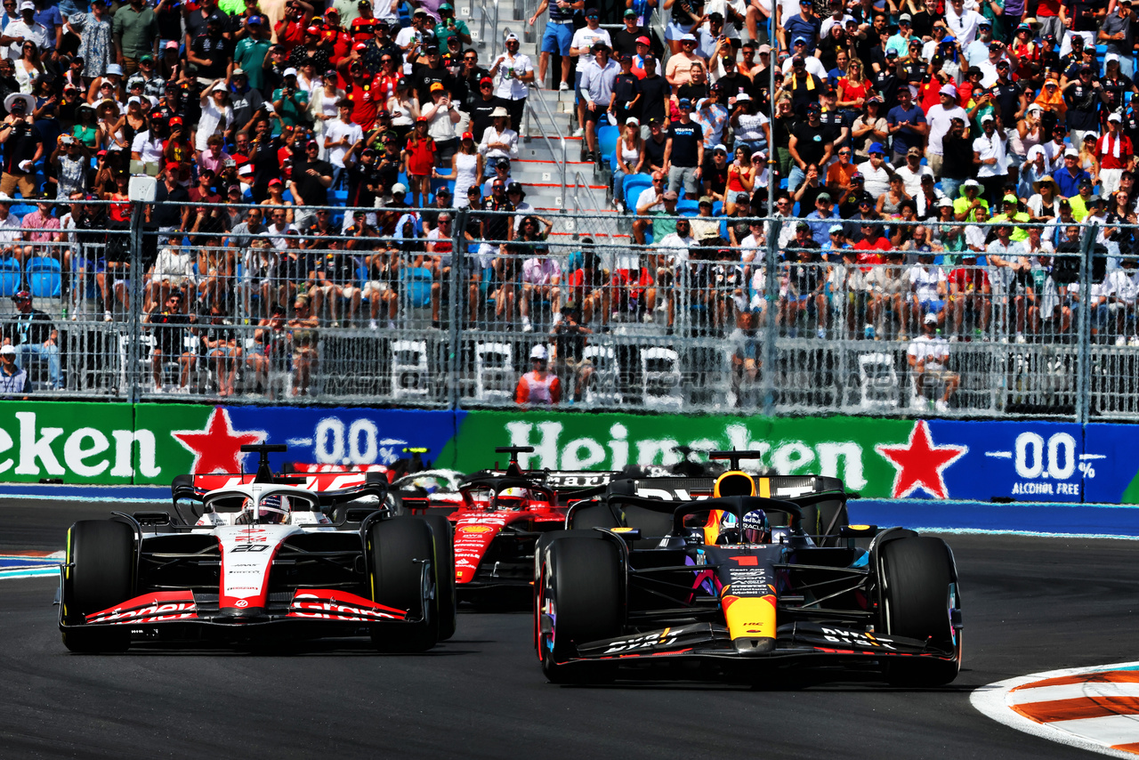 GP MIAMI, (L to R): Nico Hulkenberg (GER) Haas VF-23 e Max Verstappen (NLD) Red Bull Racing RB19 battle for position.

07.05.2023. Formula 1 World Championship, Rd 5, Miami Grand Prix, Miami, Florida, USA, Gara Day.

- www.xpbimages.com, EMail: requests@xpbimages.com ¬© Copyright: Charniaux / XPB Images