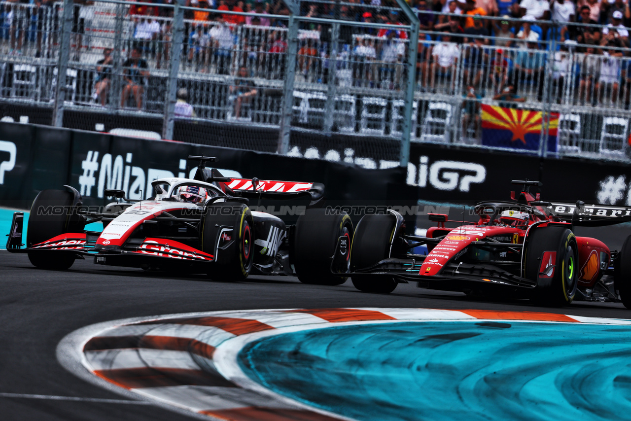 GP MIAMI, (L to R): Kevin Magnussen (DEN) Haas VF-23 e Charles Leclerc (MON) Ferrari SF-23 battle for position.

07.05.2023. Formula 1 World Championship, Rd 5, Miami Grand Prix, Miami, Florida, USA, Gara Day.

- www.xpbimages.com, EMail: requests@xpbimages.com ¬© Copyright: Charniaux / XPB Images