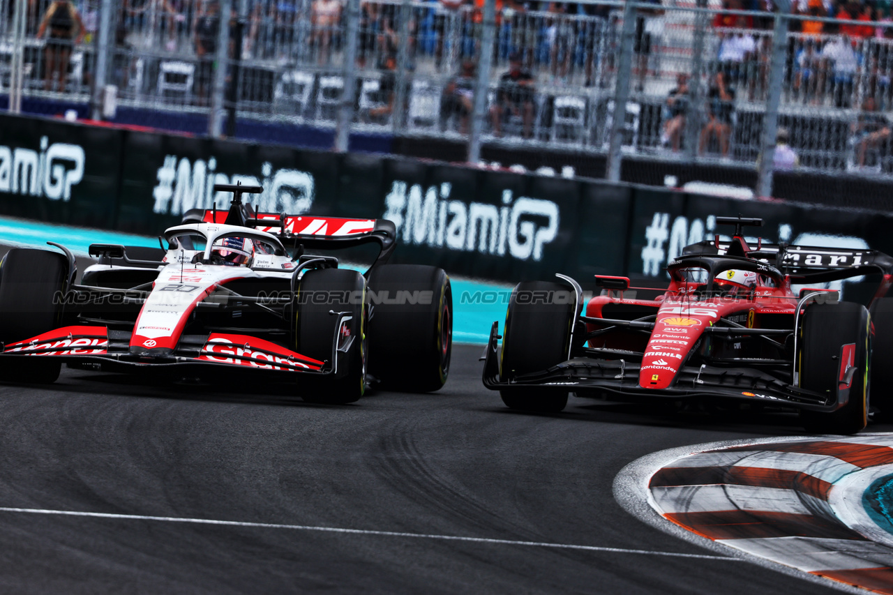 GP MIAMI, (L to R): Kevin Magnussen (DEN) Haas VF-23 e Charles Leclerc (MON) Ferrari SF-23 battle for position.

07.05.2023. Formula 1 World Championship, Rd 5, Miami Grand Prix, Miami, Florida, USA, Gara Day.

- www.xpbimages.com, EMail: requests@xpbimages.com ¬© Copyright: Charniaux / XPB Images