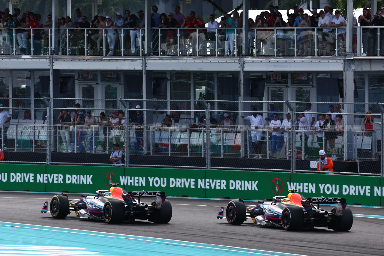 GP MIAMI, Max Verstappen (NLD) Red Bull Racing RB19 passes team mate Sergio Perez (MEX) Red Bull Racing RB19 to take the lead of the race.

07.05.2023. Formula 1 World Championship, Rd 5, Miami Grand Prix, Miami, Florida, USA, Gara Day.

- www.xpbimages.com, EMail: requests@xpbimages.com ¬© Copyright: Batchelor / XPB Images