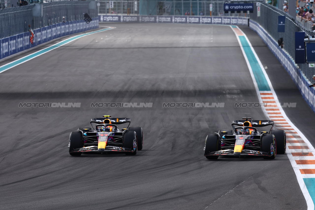 GP MIAMI, Max Verstappen (NLD) Red Bull Racing RB19 passes team mate Sergio Perez (MEX) Red Bull Racing RB19 to take the lead of the race.

07.05.2023. Formula 1 World Championship, Rd 5, Miami Grand Prix, Miami, Florida, USA, Gara Day.

- www.xpbimages.com, EMail: requests@xpbimages.com ¬© Copyright: Batchelor / XPB Images