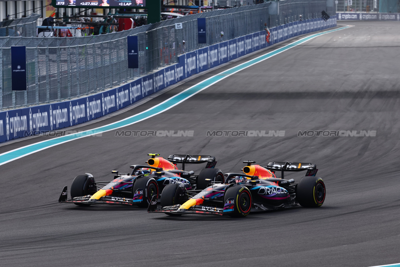 GP MIAMI, Max Verstappen (NLD) Red Bull Racing RB19 passes team mate Sergio Perez (MEX) Red Bull Racing RB19 to take the lead of the race.

07.05.2023. Formula 1 World Championship, Rd 5, Miami Grand Prix, Miami, Florida, USA, Gara Day.

- www.xpbimages.com, EMail: requests@xpbimages.com ¬© Copyright: Batchelor / XPB Images